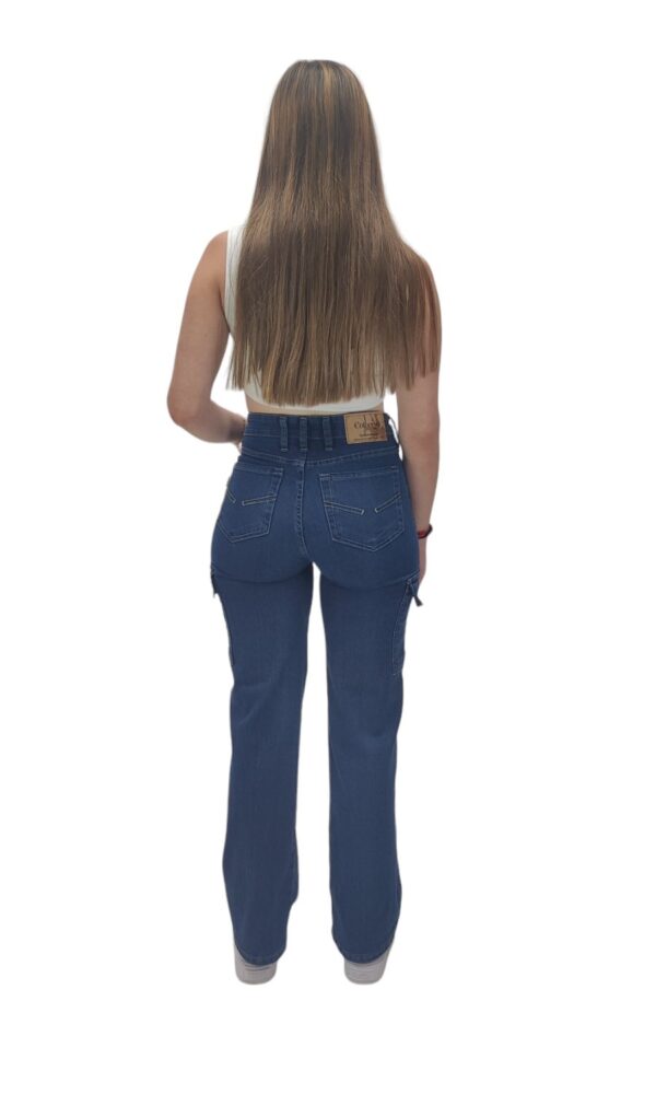 Jeans de mujer con bajo ancho modelo C-2010 trasero.