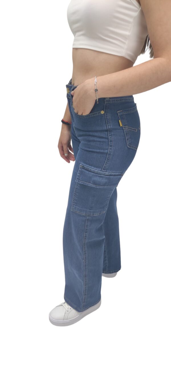 Jeans de mujer con bajo ancho modelo C-2010 bolsillo.